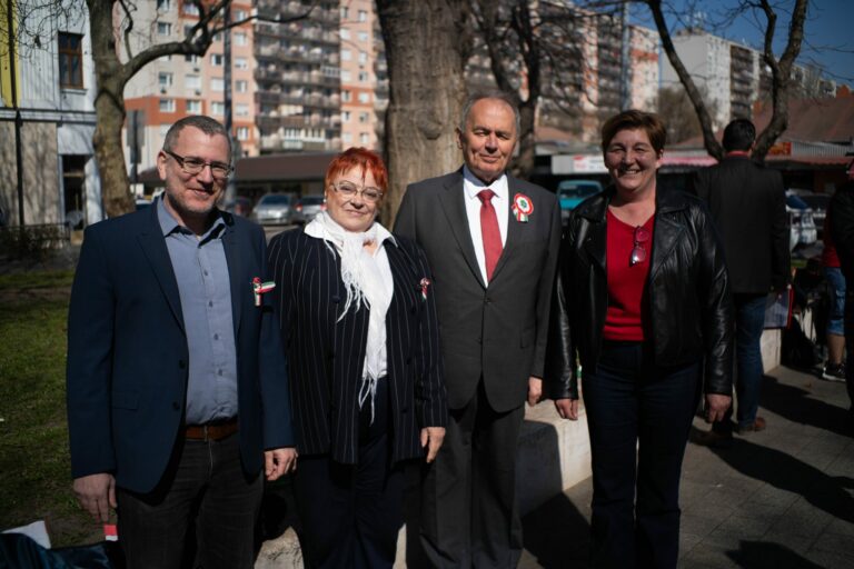 "...a baloldal jövője nem a visszalépésekben, hanem az újjáépítésben van..."