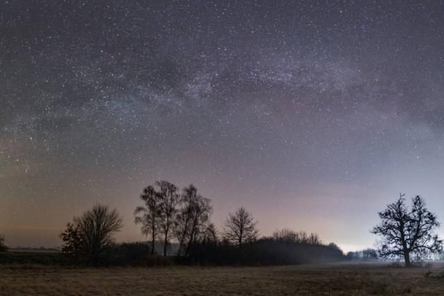 "...a résztvevők a tavaszi erdő és az éjszakai égbolt varázsát egyaránt megtapasztalhatják..."
