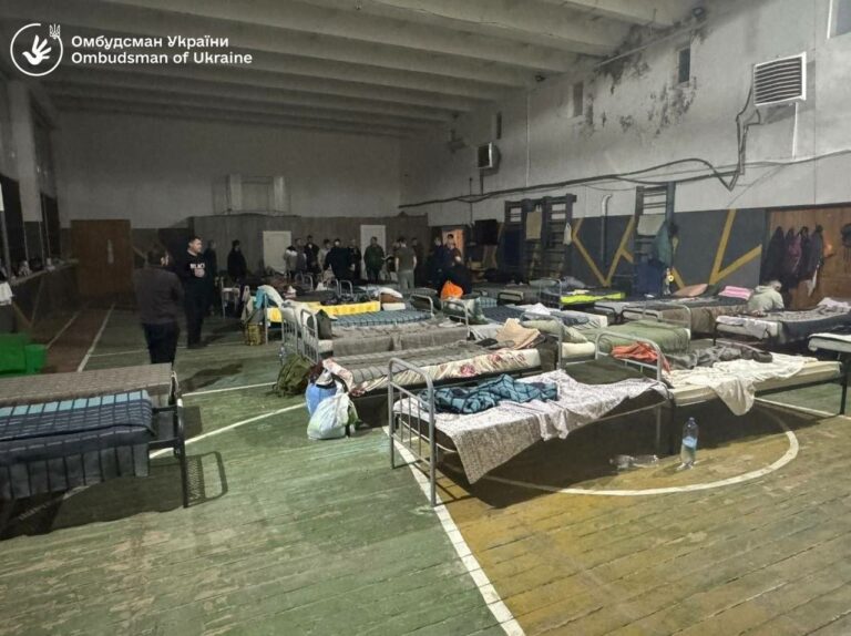 Gondoljunk csak bele, akit az utcáról bevisznek, s azonnal ilyen körülményekkel találkozik, gyakorlatilag megalázzák emberi méltóságában, az hogyan lelkesíthető a továbbiakban, milyen katona válik szegény emberből?…