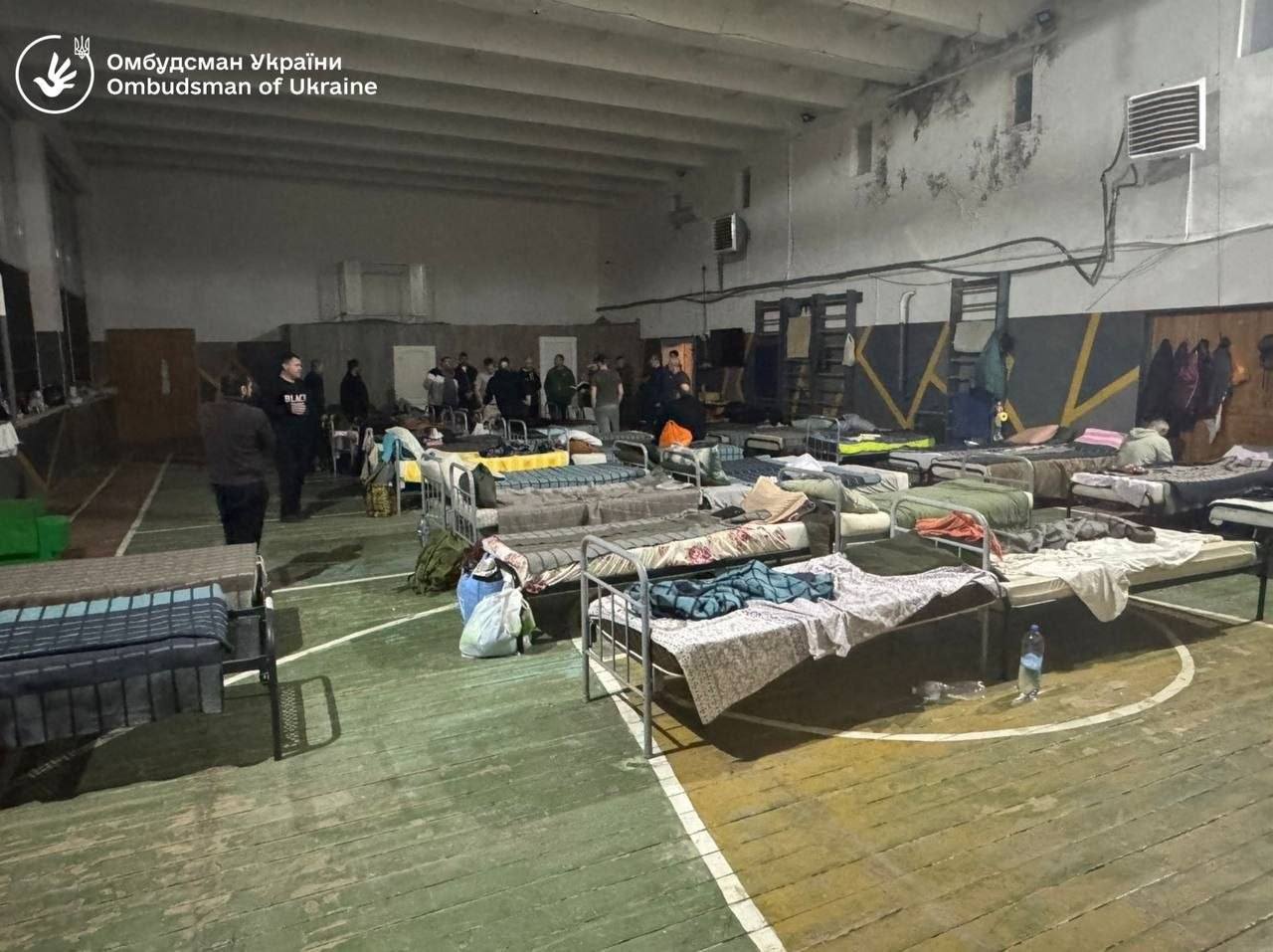 Gondoljunk csak bele, akit az utcáról bevisznek, s azonnal ilyen körülményekkel találkozik, gyakorlatilag megalázzák emberi méltóságában, az hogyan lelkesíthető a továbbiakban, milyen katona válik szegény emberből?…