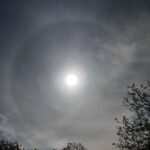 A jégkristályokon megtörő fény miatt kialakuló halójelenség látványos gyűrűbe zárja a Napot. Fotó: Makucza Bettina