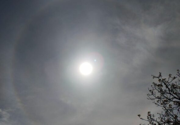 A jégkristályokon megtörő fény miatt kialakuló halójelenség látványos gyűrűbe zárja a Napot. Fotó: Makucza Bettina