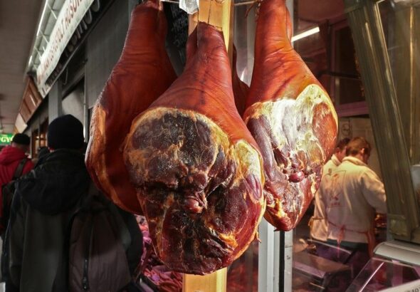 Hatalmas mennyiségű húst vontak ki a forgalomból egy hevesi üzemben Forrás: Blikk