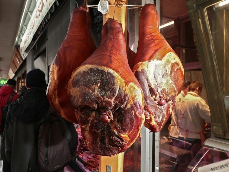 Hatalmas mennyiségű húst vontak ki a forgalomból egy hevesi üzemben Forrás: Blikk