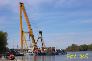 Clark Ádám óriásdaru a Dunán Fotó: IKÉ