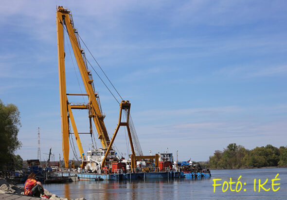 Clark Ádám óriásdaru a Dunán Fotó: IKÉ