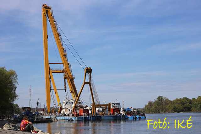 Clark Ádám óriásdaru a Dunán Fotó: IKÉ
