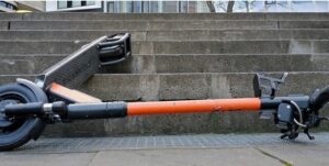 Tilos lesz elektromos rollerrel közlekedni Kaposvár sétálóövezetében, ha a város közgyűlése április 30-i ülésén elfogadja Szita Károly (Fidesz-KDNP) polgármester erről szóló előterjesztését.