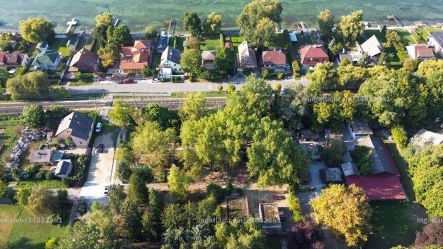Ennyiért a Balaton déli partján, pláne ilyen közel a szabadstrandhoz, ma már piaci átlagnak, sőt, bizonyos szempontból kedvezőnek is számít Forrás: Ingatlan.com