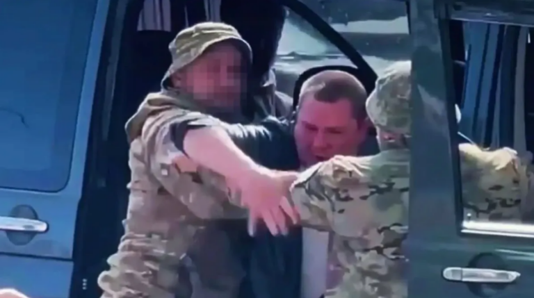 "...rengeteg botrányos és felháborító videó kerül ki a világhálóra, ahol teljesen egyértelmű, hogy a toborzók durván megsértik a törvényi előírásokat..."