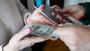 Az Európai Unió 2027-től szigorú korlátok közé szorítja a készpénzhasználatot, ami alapjaiban írja felül a használt autók piacán eddig megszokott fizetési módokat. Forrás: MW