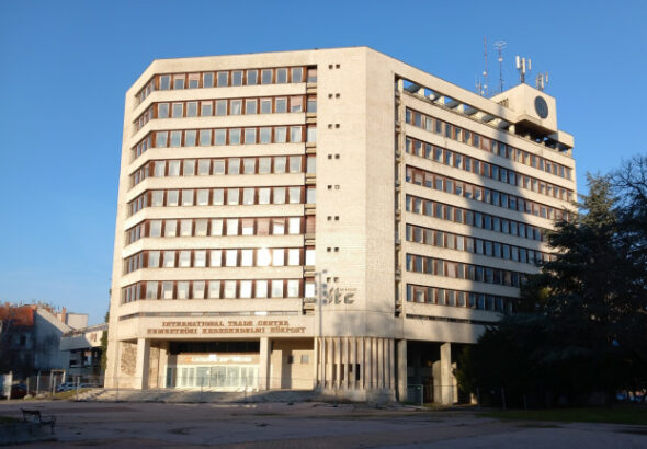 Valaki lenyúlta az egykori pártházat