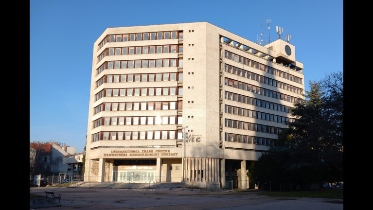 Valaki lenyúlta az egykori pártházat