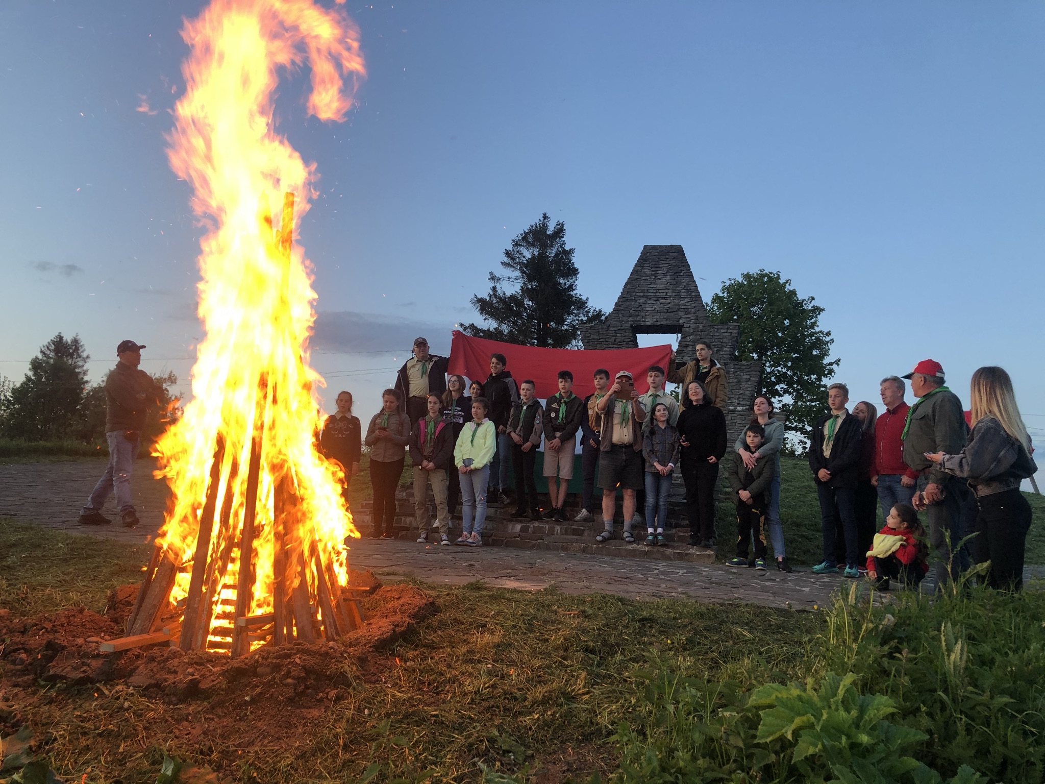 Összetartozásunk Tüze: láng, amely összeköt