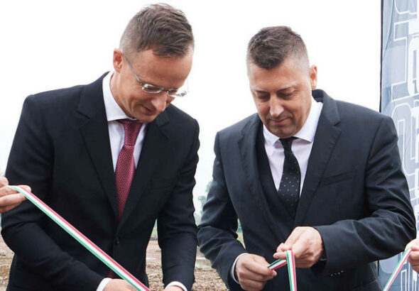 A választás előtt még tízmilliárdos támogatást kapott, most luxusvilláját árulja Szijjártó Péter szomszédja