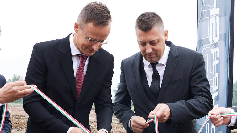 A választás előtt még tízmilliárdos támogatást kapott, most luxusvilláját árulja Szijjártó Péter szomszédja