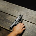valóban nagyobb biztonságot teremt-e, ha egy háborús traumákkal terhelt társadalomban még több lőfegyver kerül civil kézbe?