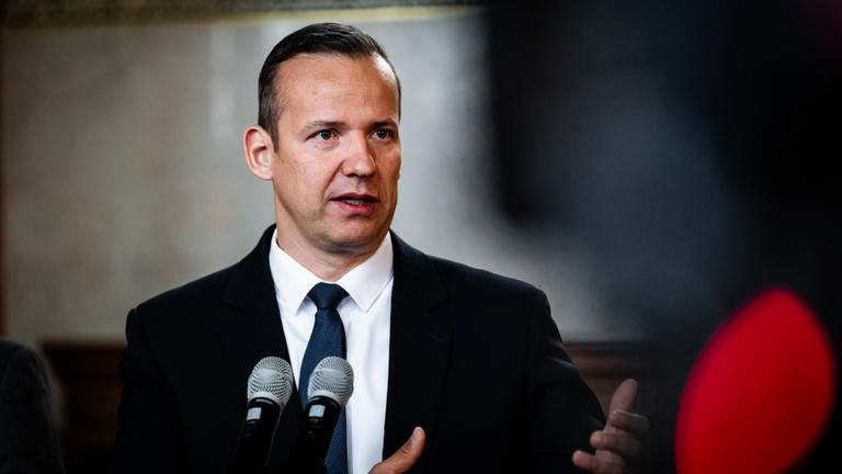 Kilakoltatták a nagyváradi apátot a rendházból, Toroczkai szerint Orbán Anita hallgat, miközben falat bontanak