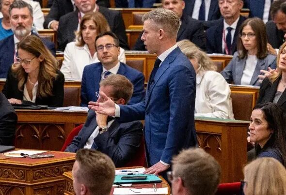 Kiszámoltuk, hogyan csökken Magyar Péter fizetése a törvénymódosítás után