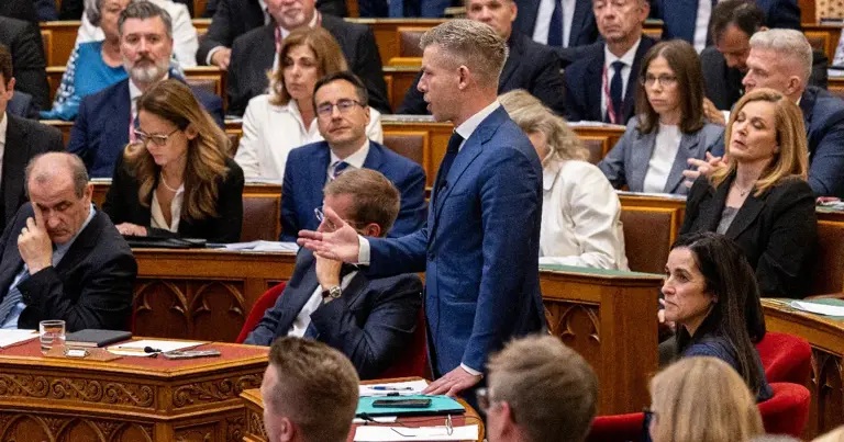 Kiszámoltuk, hogyan csökken Magyar Péter fizetése a törvénymódosítás után