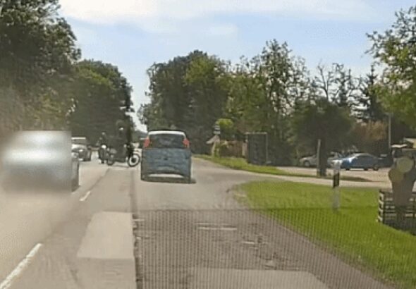 Szélvédőnek csapódott egy motoros Csongrádon, videón a súlyos baleset