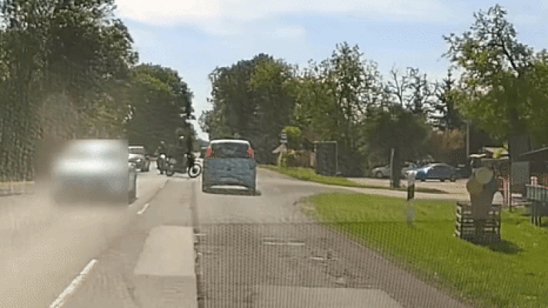 Szélvédőnek csapódott egy motoros Csongrádon, videón a súlyos baleset