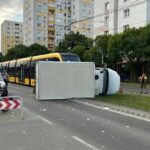 Villamossal ütközött, majd felborult egy kisteherautó az Etele úton, leállt a villamosforgalom