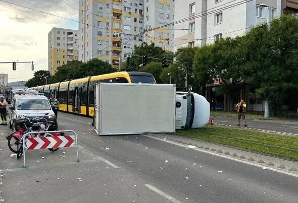 Villamossal ütközött, majd felborult egy kisteherautó az Etele úton, leállt a villamosforgalom