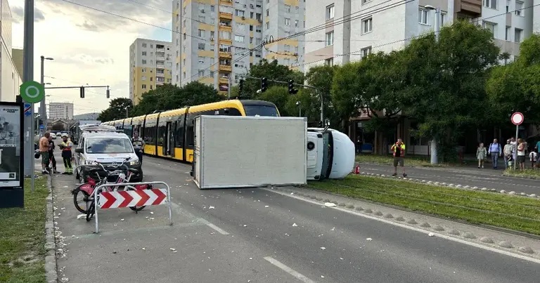 Villamossal ütközött, majd felborult egy kisteherautó az Etele úton, leállt a villamosforgalom