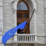 Hogy kerül az EU-zászló az Országházra?
