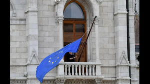 Hogy kerül az EU-zászló az Országházra?