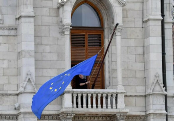 Hogy kerül az EU-zászló az Országházra?