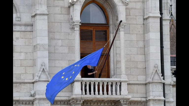 Hogy kerül az EU-zászló az Országházra?