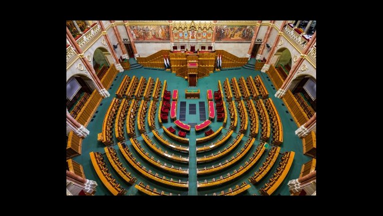 Ha demokrácia, legyen totális!