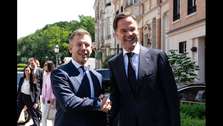 A világ bajban van, de ők nevetgélnek