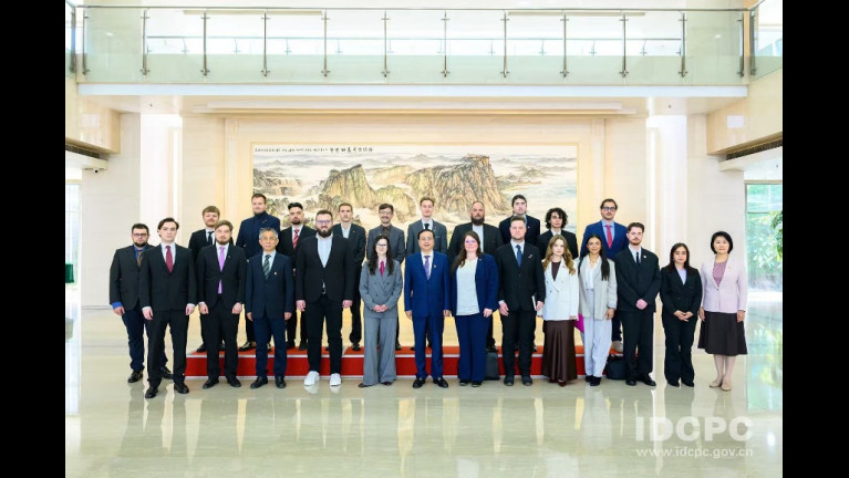 Magyar munkáspárti fiatal Pekingben