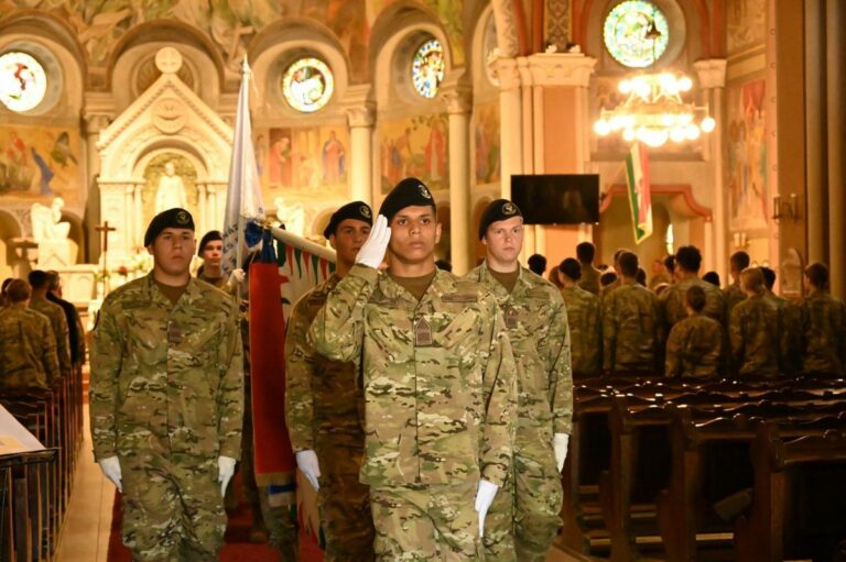 A csapatzászló egy katonai alakulat egyik legfontosabb jelképe: az egység becsületét, hagyományait és összetartozását fejezi ki, ezért különleges tisztelet övezi.