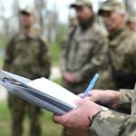 A hatóságok szerint több jelenlegi és volt tisztviselőt is vizsgálnak, akik a gyanú szerint hivatali pozíciójukat használták illegális bevételek szerzésére.