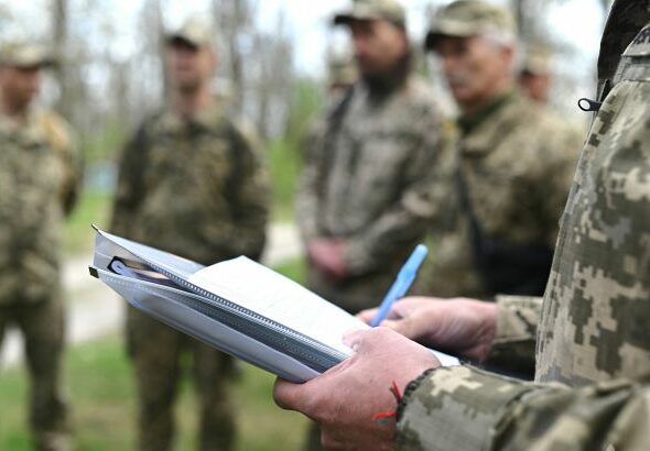 A hatóságok szerint több jelenlegi és volt tisztviselőt is vizsgálnak, akik a gyanú szerint hivatali pozíciójukat használták illegális bevételek szerzésére.