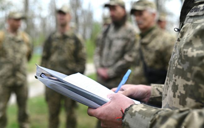 A hatóságok szerint több jelenlegi és volt tisztviselőt is vizsgálnak, akik a gyanú szerint hivatali pozíciójukat használták illegális bevételek szerzésére.