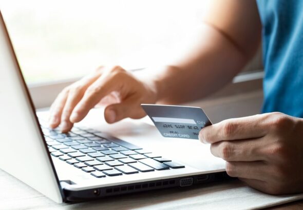 AZ ONLINE VÁSÁRLÁS SÖTÉT OLDALA: ÍGY ÓVJUK MEG MAGUNKAT ÉS GYERMEKEINKET