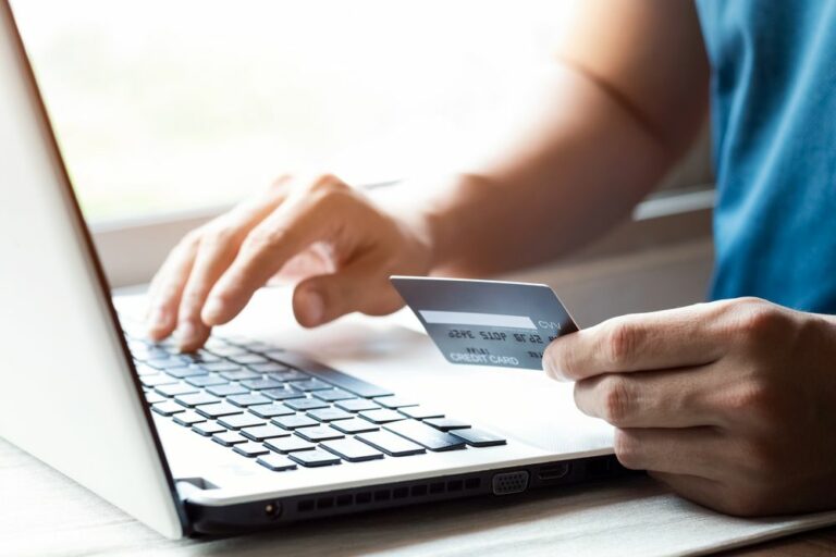AZ ONLINE VÁSÁRLÁS SÖTÉT OLDALA: ÍGY ÓVJUK MEG MAGUNKAT ÉS GYERMEKEINKET