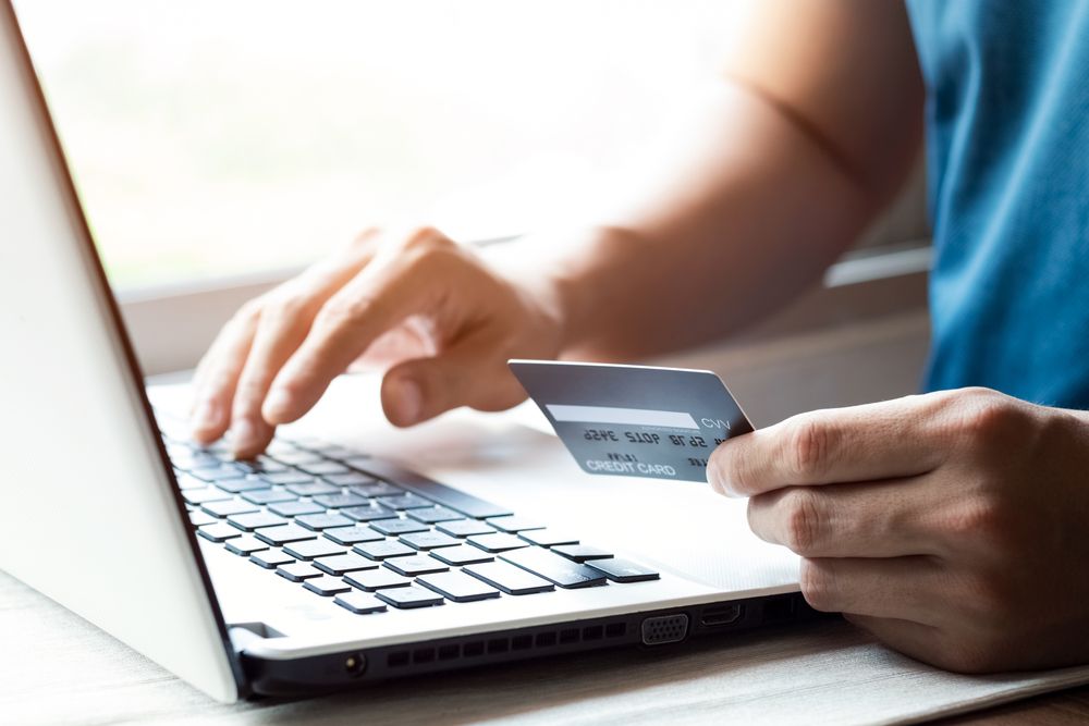 AZ ONLINE VÁSÁRLÁS SÖTÉT OLDALA: ÍGY ÓVJUK MEG MAGUNKAT ÉS GYERMEKEINKET