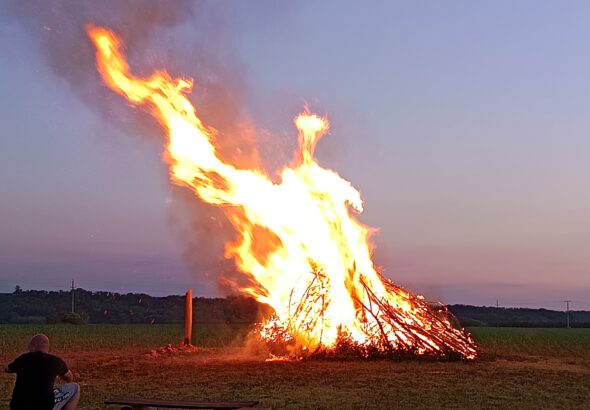 A tilalom ugyanakkor nem vonatkozik a kerti grillezésre, de a családi tűzgyújtás esetén is fokozott figyelmet kérnek.