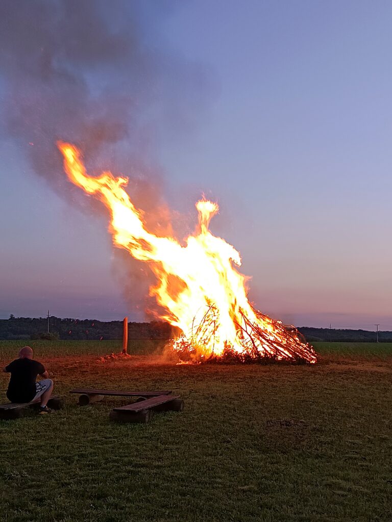 A tilalom ugyanakkor nem vonatkozik a kerti grillezésre, de a családi tűzgyújtás esetén is fokozott figyelmet kérnek.