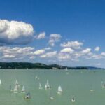 A tájékoztatás szerint sűrűbben járnak majd a Balatonhoz és a tó környékén az autóbuszok is, de a főszerepet idén is...