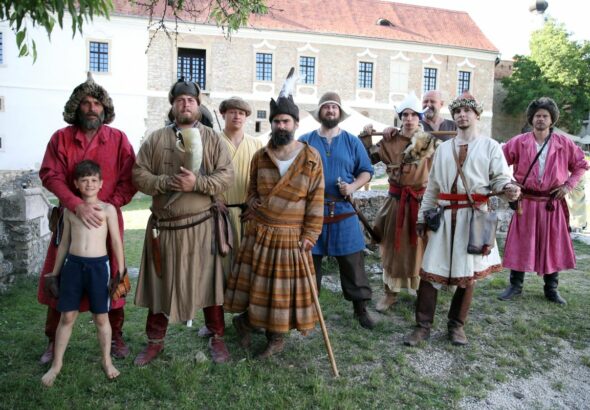Középkort idéző viseletbemutató a pécsváradi várban. Fotó: Sándor Judit