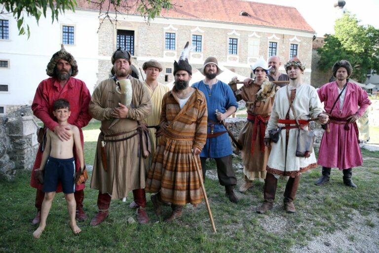 Középkort idéző viseletbemutató a pécsváradi várban. Fotó: Sándor Judit
