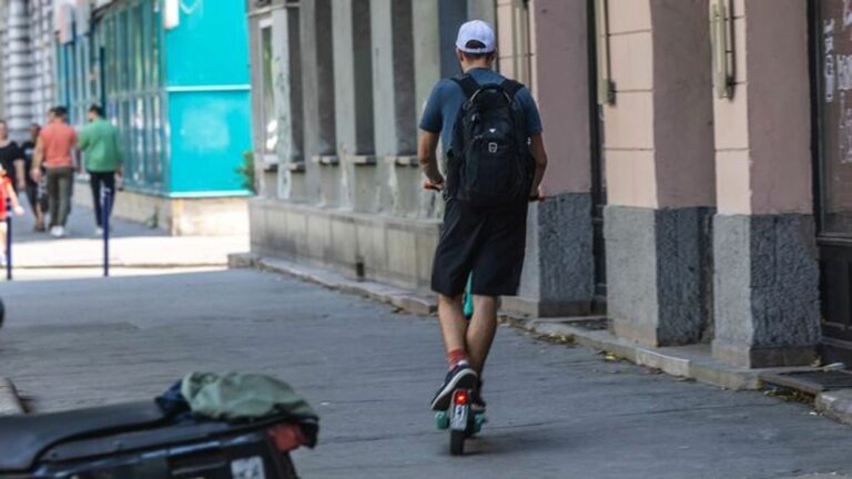 "...az ismeretlen rolleres megállás nélkül elhagyta a helyszínt..."
