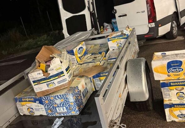 NAV pénzügyőrei 707 tasak, engedély nélküli potencianövelőt foglaltak le egy szerb kisteherautóból Röszkén. Fotó: NAV